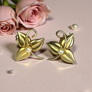 Vtg Cultured Oyster Pearls and Gold Tone Flora Clip Earrings NOS New Old Stock